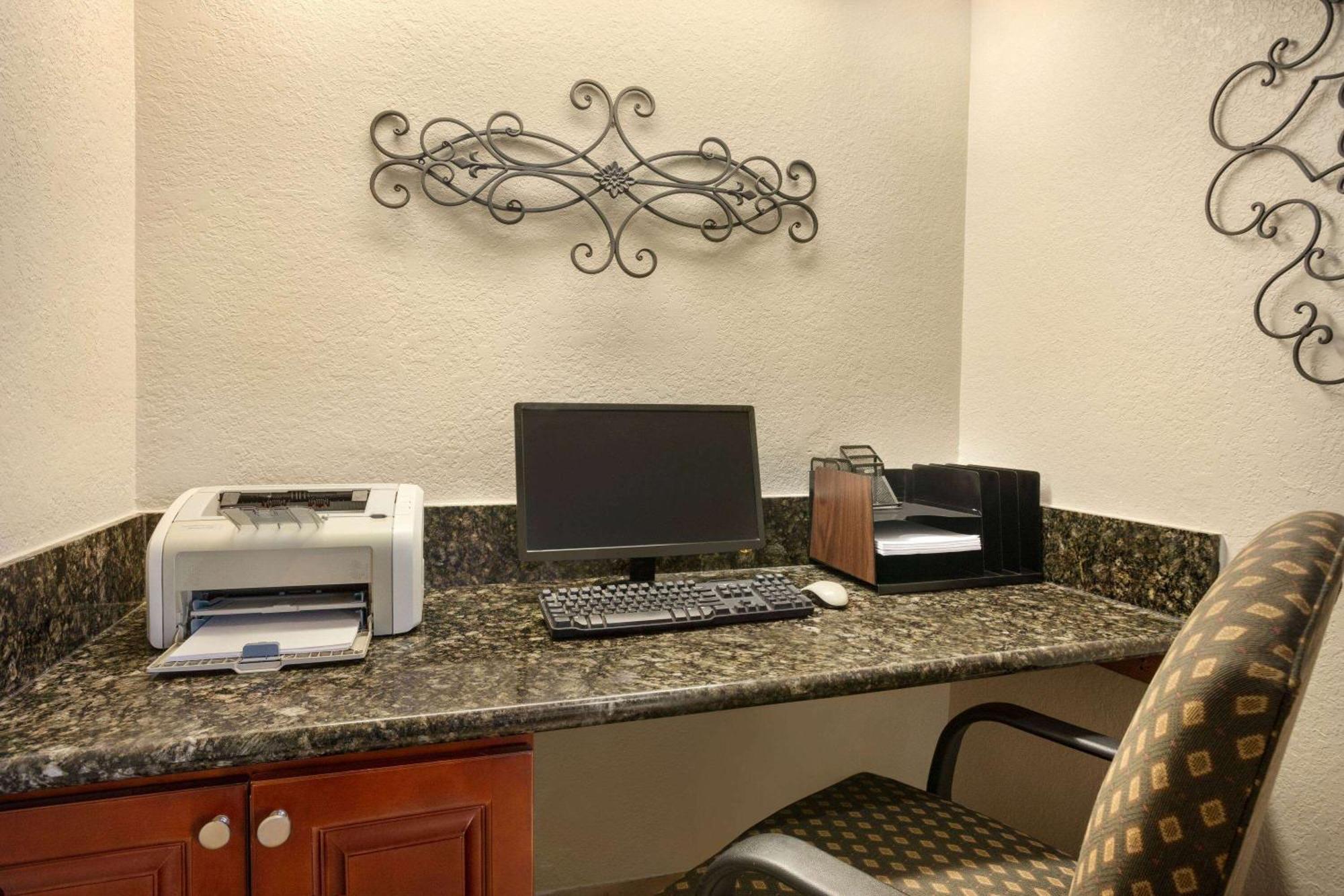 Baymont By Wyndham Kansas City Ku Medical Center Eksteriør billede