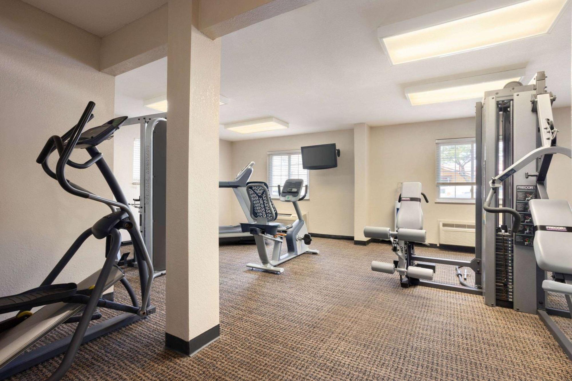 Baymont By Wyndham Kansas City Ku Medical Center Eksteriør billede